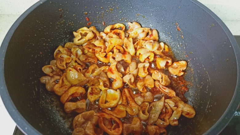 爆炒肥肠,把辣椒酱翻炒均匀，炒出香味。