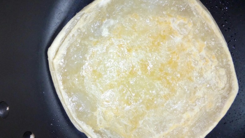 朗姆苹果飞饼,煎至焦黄色，翻面。