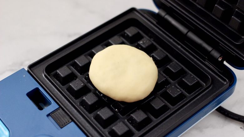 蜜豆核桃仁华夫饼,华夫饼机提前预热后，放入华夫饼胚。