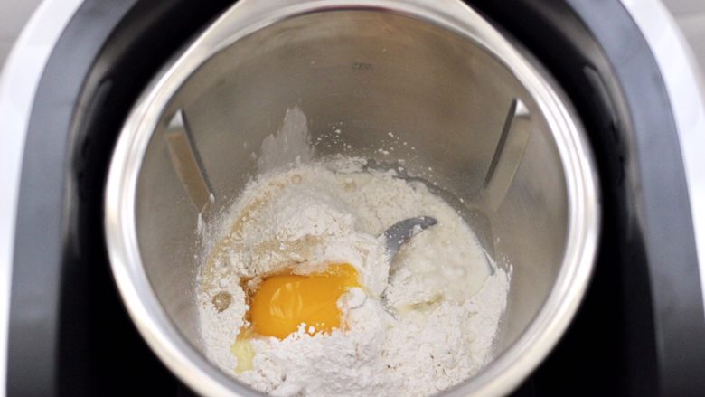 蜜豆核桃仁华夫饼,打入鸡蛋液。