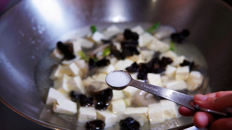 蘑菇炖豆腐,加盐调味，再次煮滚