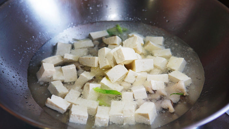 蘑菇炖豆腐,加入没过豆腐略多一些的水，中大火煮开