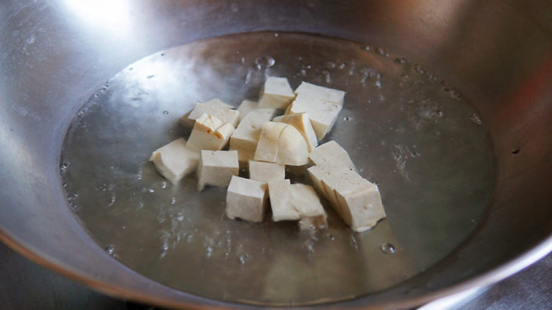 蘑菇炖豆腐,<a style='color:red;display:inline-block;' href='/shicai/ 465'>豆腐</a>切小块，便于入味，焯水至水再次沸腾，捞出