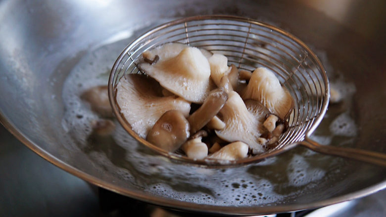 蘑菇炖豆腐,水开后加盐一克，平菇如果焯烫半分钟，去掉菌菇的草酸，捞出冲洗掉浮沫，攥干水分备用