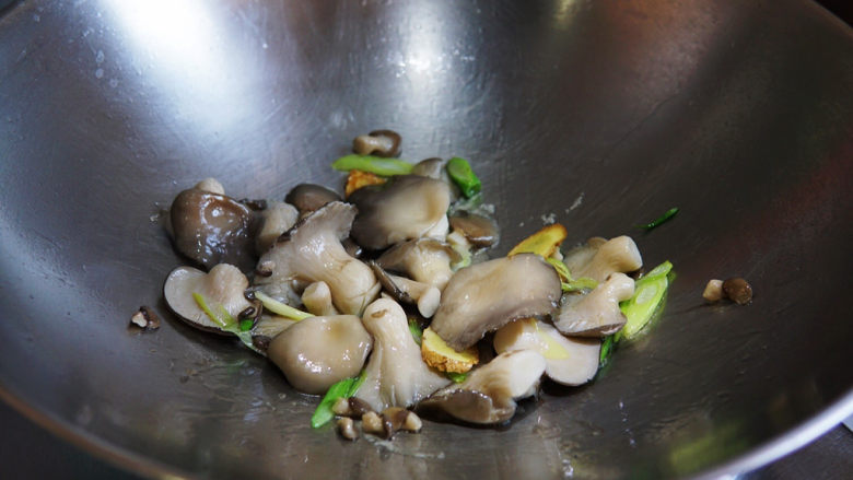 蘑菇炖豆腐,放入平菇煸炒片刻