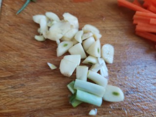 青椒炒胡萝卜,大蒜拍碎，葱白切段