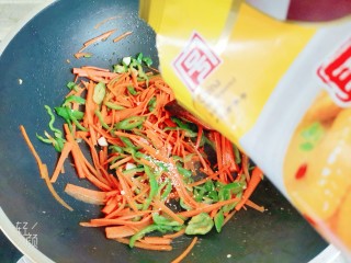青椒炒胡萝卜,加入适量的鸡精翻炒均匀即可出锅