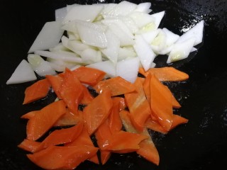 小炒山药,把山药片推到锅边，用底油把胡萝卜文火翻炒均匀。