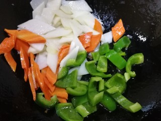 小炒山药,把胡萝卜也推到一边，放入青椒文火翻炒均匀。