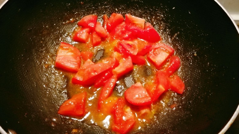 鱼丸豆腐汤,起油锅放入食用油加热，放入番茄块。