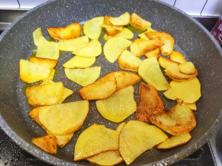 尖椒土豆片,锅中油热，加入土豆片，炒熟，装盘备用