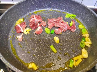 尖椒土豆片,锅底油，加入葱姜蒜炒香，加入肉片