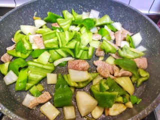 尖椒土豆片,加入洋葱和尖椒，炒两分钟