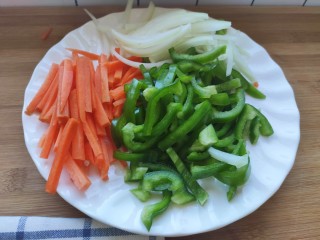 青椒炒胡萝卜,蔬菜切条，猪肉切条