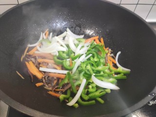 青椒炒胡萝卜,加入青椒和洋葱
