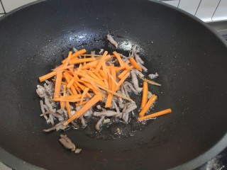 青椒炒胡萝卜,加入胡萝卜炒两分钟