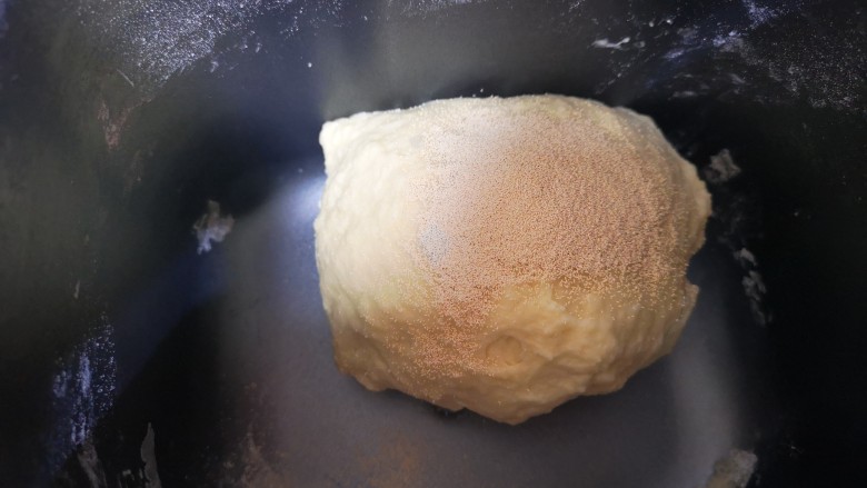 地瓜面包,和成团状加入酵母继续和面程序
