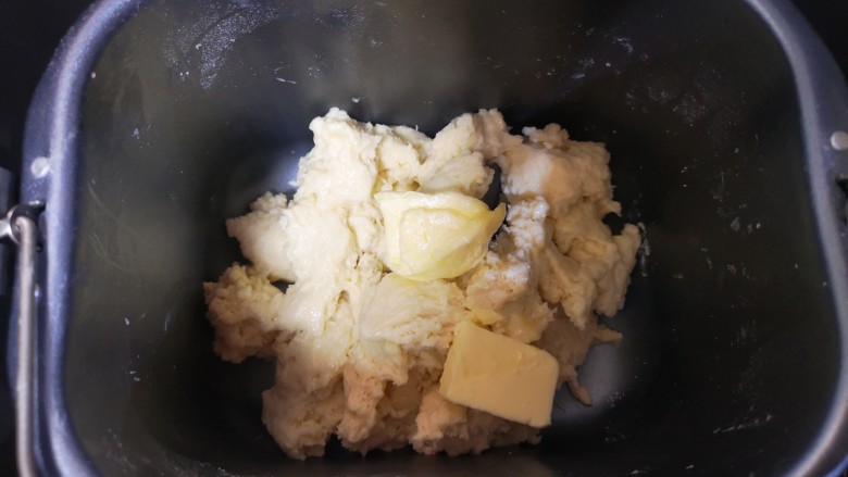 地瓜面包,加入软化好的黄油继续到和面程序结束，然后直接选择发酵程序