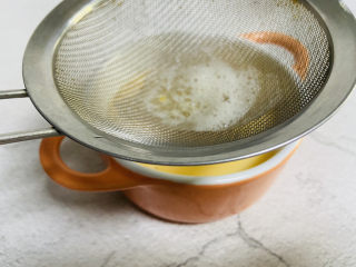 瑶柱蒸蛋,过滤两遍，这样蒸出来的鸡蛋羹会更细腻