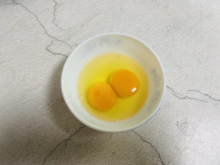 瑶柱蒸蛋,鸡蛋打入碗中加入适量盐