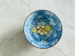 瑶柱蒸蛋,瑶柱清洗一下放入碗中加入两片姜片、适量清水浸泡至软