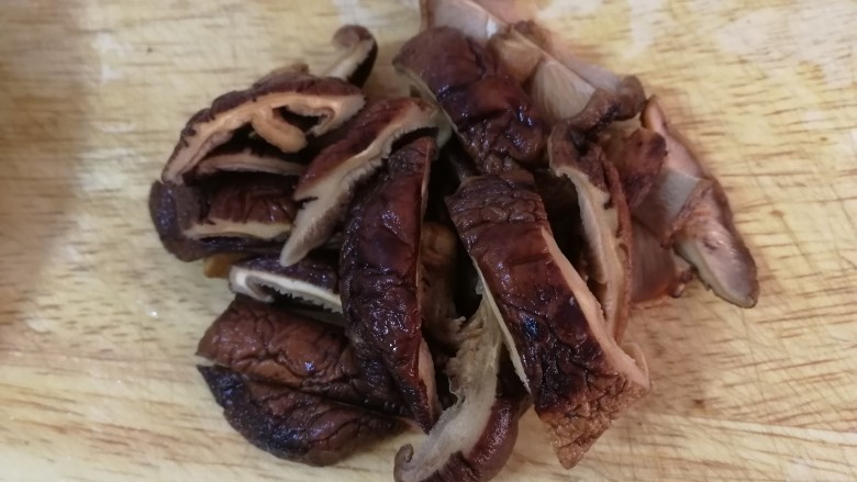 蘑菇炖豆腐,泡软的香菇切条。