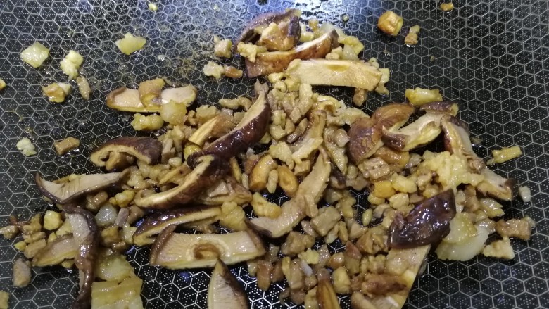 蘑菇炖豆腐,放入香菇，文火翻炒均匀，炒出香味。