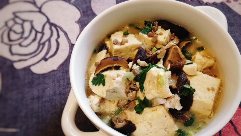 蘑菇炖豆腐,早上来一碗，吃完暖暖的。