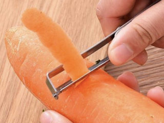 青椒炒胡萝卜,先把一根洗干净，把皮剥一下