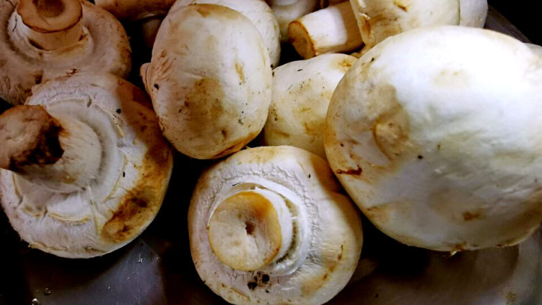 鸡腿炖蘑菇,蘑菇洗净