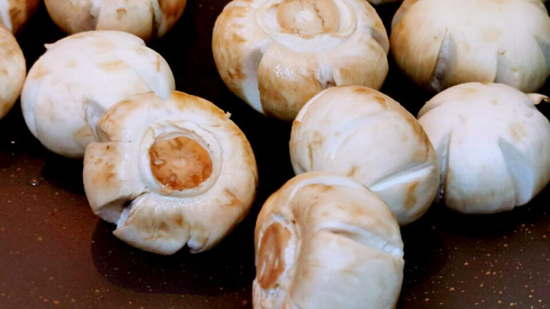 鸡腿炖蘑菇,蘑菇放干锅中