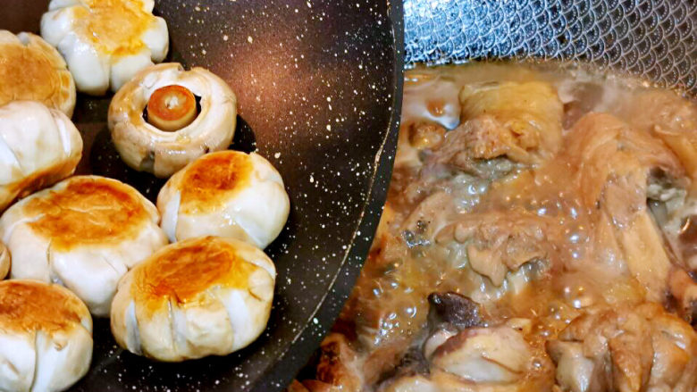 鸡腿炖蘑菇,煎好的蘑菇倒入锅中