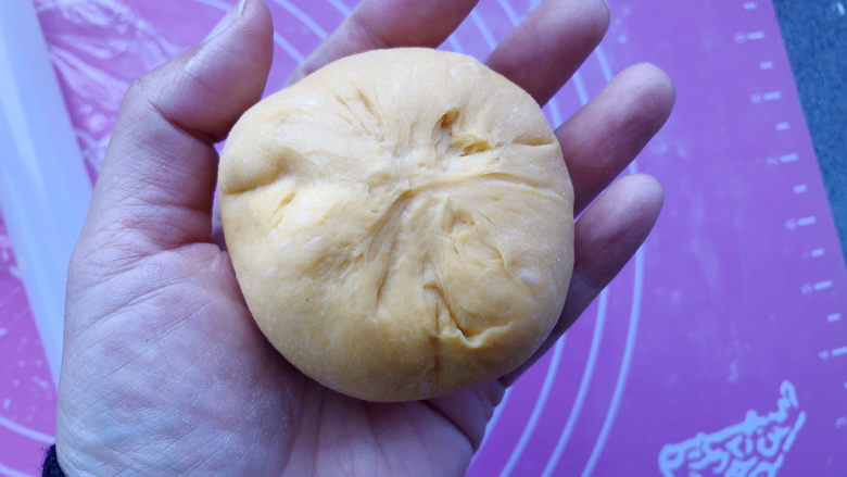 南瓜豆沙面包,包起来收口，不要露馅。