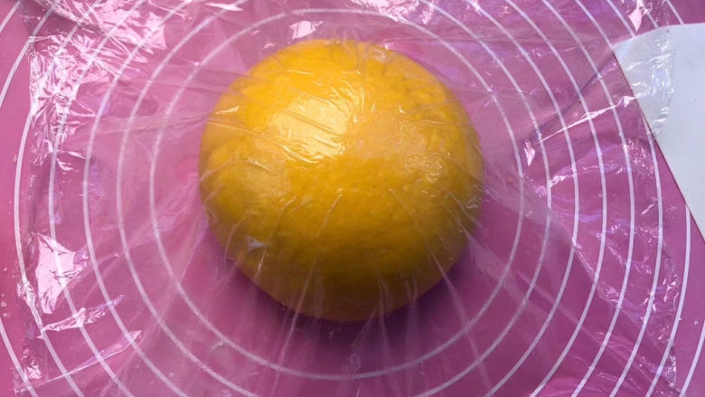 南瓜豆沙面包,滚圆盖保鲜膜进行第一次发酵。