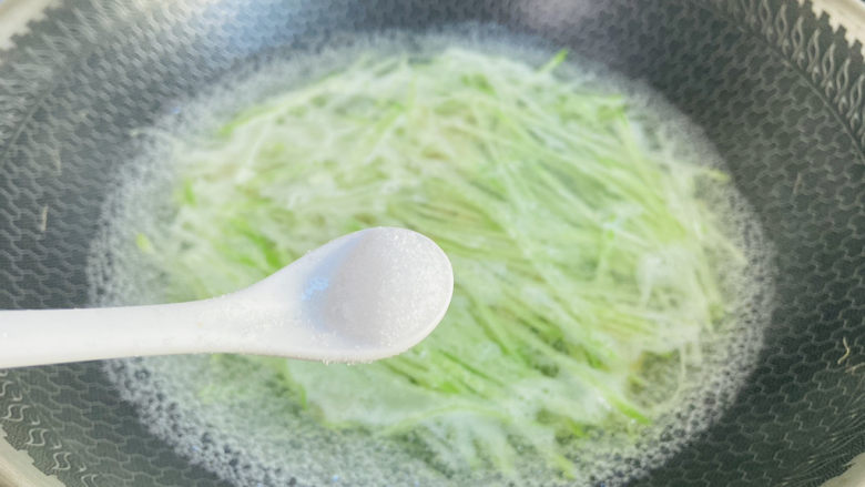 瑶柱萝卜汤,根据个人口味加入适量盐