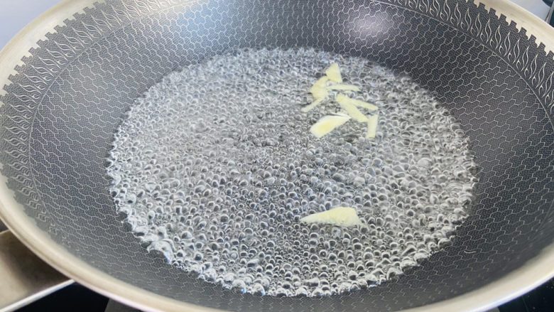 瑶柱萝卜汤,锅中加入清水500ml（随自己喜好添加）放入姜片大火煮沸