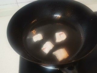红烧黄花鱼,起锅烧油下几片肥肉在放一点盐，鱼就不粘锅