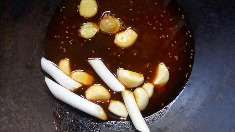 蘑菇炖豆腐,红油加葱姜蒜小火炒香。