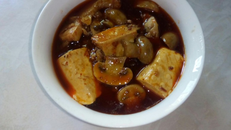 蘑菇炖豆腐,盛入汤盅中。