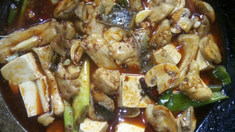 蘑菇炖豆腐,锅中香辣味扑鼻，关火。