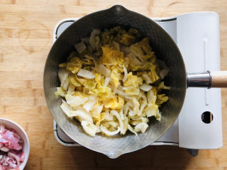 酸菜羊肉,把切好的酸菜倒入锅里。