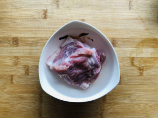酸菜羊肉,准备一块肥瘦相间的羊肉，然后用清水浸泡1小时左右去掉里面的血水。