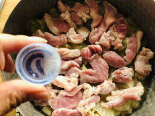 酸菜羊肉,根据自己口味加入适量食盐调味。