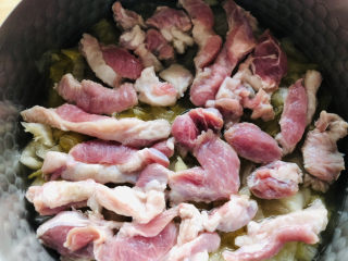 酸菜羊肉,酸菜煮开后放入羊肉继续煮10分钟左右。