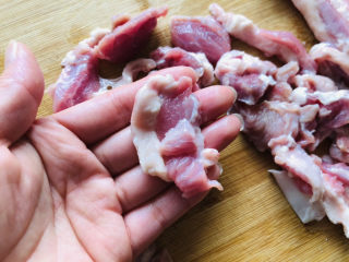 酸菜羊肉,泡好的羊肉用刀切成薄片、羊肉片可以切的大一些，尽量薄一些。