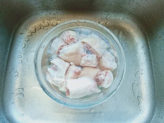 莲藕猪蹄汤,猪蹄放在清水里反复浸泡出血水。