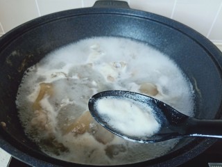 莲藕猪蹄汤,焯水的时候会有沫子把沫子撇去。