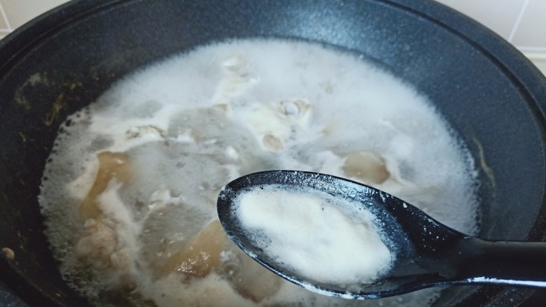 莲藕猪蹄汤,焯水的时候会有沫子把沫子撇去。