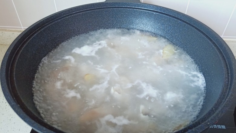 莲藕猪蹄汤,开大火煮开转中火炖半小时左右。