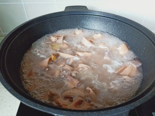莲藕猪蹄汤,经过一个小时的炖煮，莲藕汤汁浓稠。